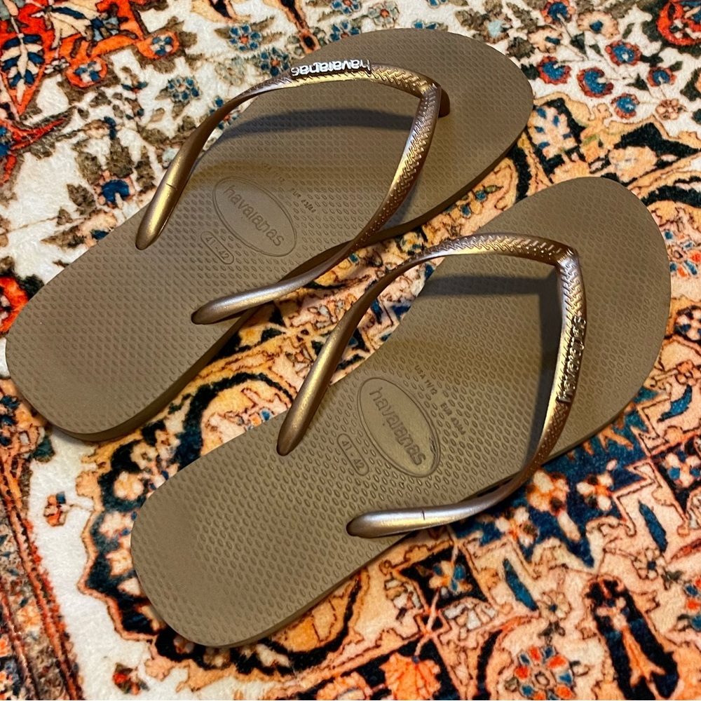 Havaianas gold flip flops (fit like size 9-10)